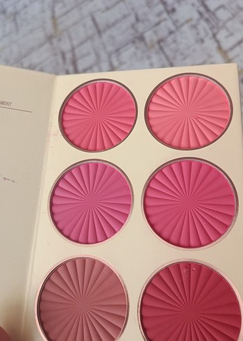 URATM Beauty kitap şeklinde makyaj seti - Görsel 4