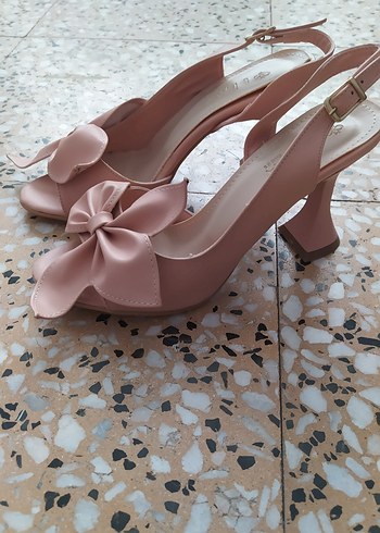 Nine West Pembe Fiyonklu Kadın Topuklu Sandalet