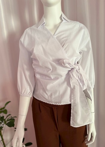 Beyaz Kuşaklı V Yaka Kadın Gömlek - Görsel 3