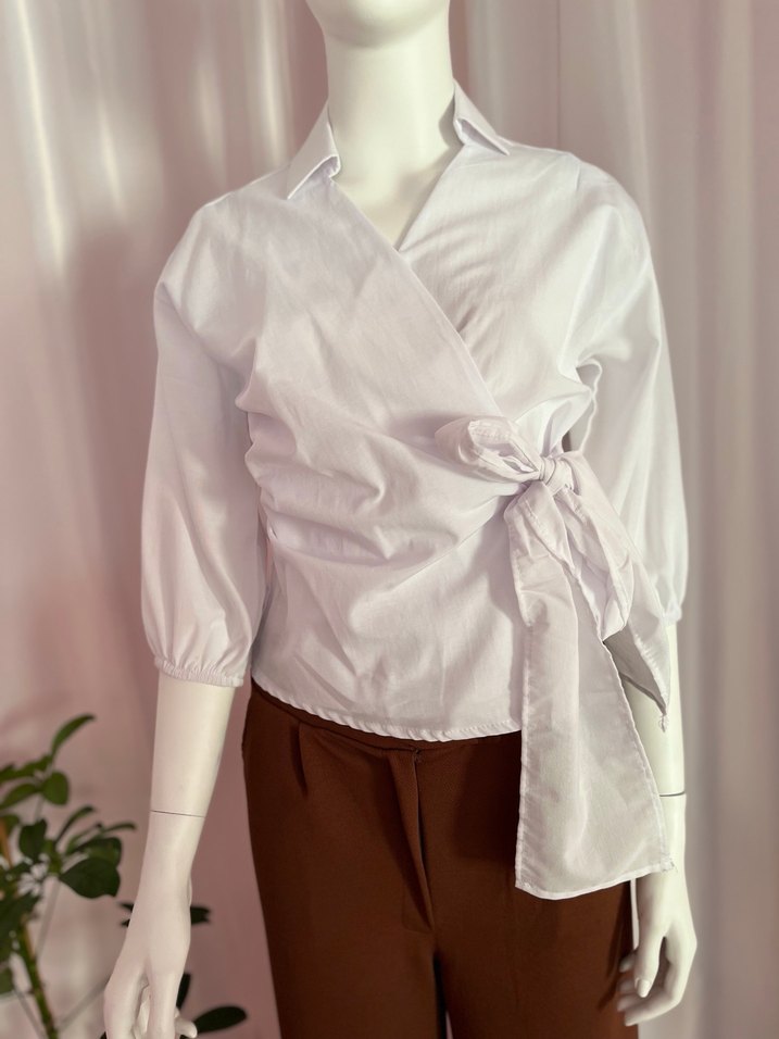Beyaz Kuşaklı V Yaka Kadın Gömlek - Görsel 3