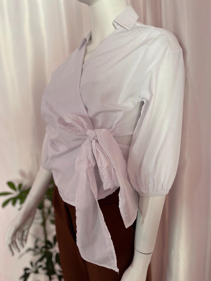 Beyaz Kuşaklı V Yaka Kadın Gömlek - Görsel 2