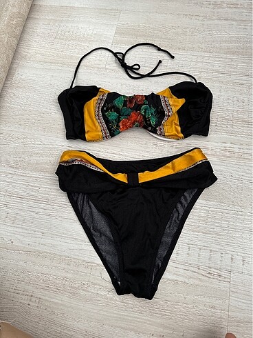 Etiketli bikini