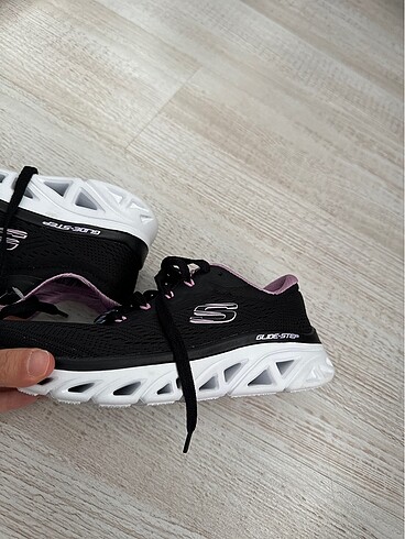 35 Beden siyah Renk Skechers ayakkabı