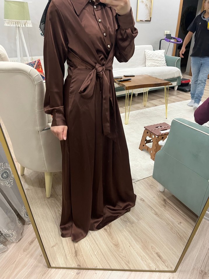 Uzun Kahverengi Saten Elbise - Görsel 5