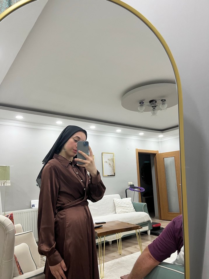 Uzun Kahverengi Saten Elbise - Görsel 2