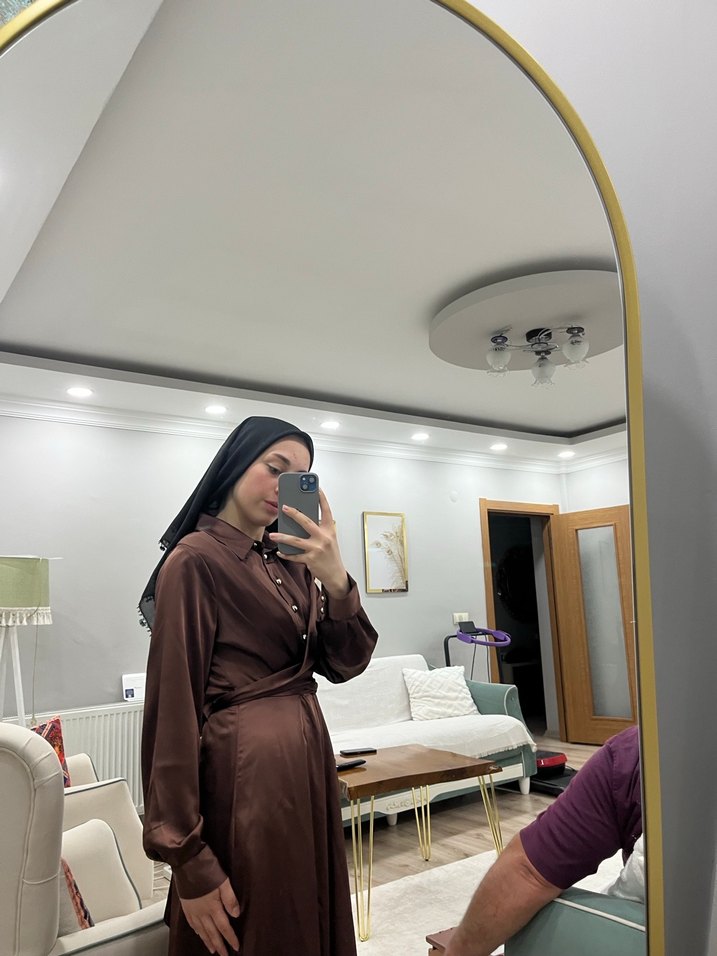 Uzun Kahverengi Saten Elbise - Görsel 3