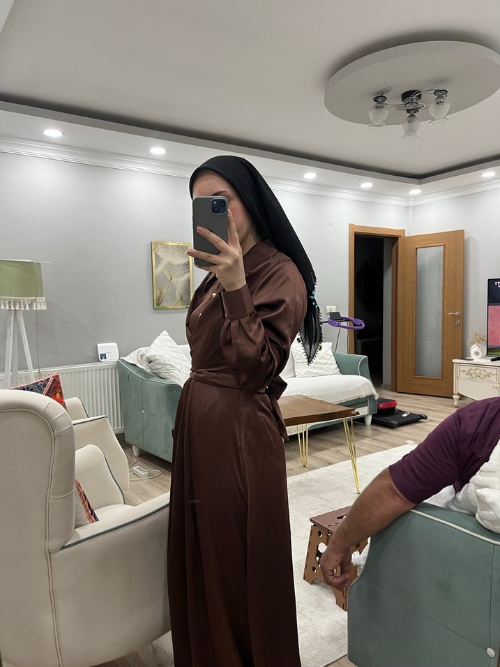 Uzun Kahverengi Saten Elbise - Görsel 4