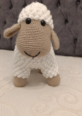 El yapımı gri amigurumi koyun peluş oyuncak