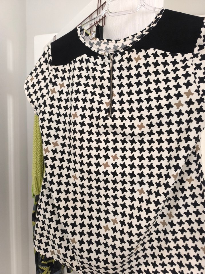 Düğmeli V Yakalı Kısa Kollu Gri Bluz - Görsel 3