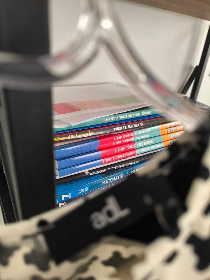 Düğmeli V Yakalı Kısa Kollu Gri Bluz - Görsel 2