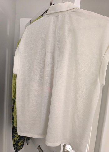 V Yaka Kısa Kollu Beyaz Keten Gömlek - Görsel 3