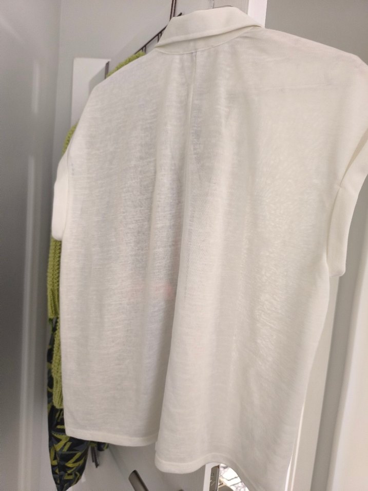 V Yaka Kısa Kollu Beyaz Keten Gömlek - Görsel 3