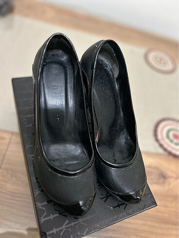 Siyah topuklu rahat ve şık ayakkabı