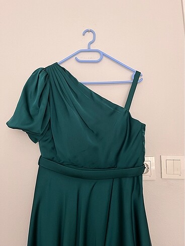 Zümrüt yeşili saten abiye elbise - Görsel 2