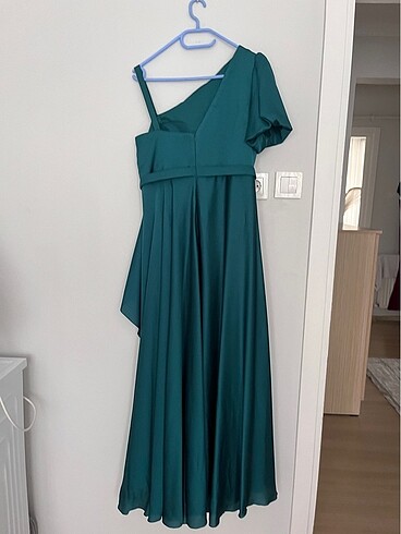 Zümrüt yeşili saten abiye elbise - Görsel 3