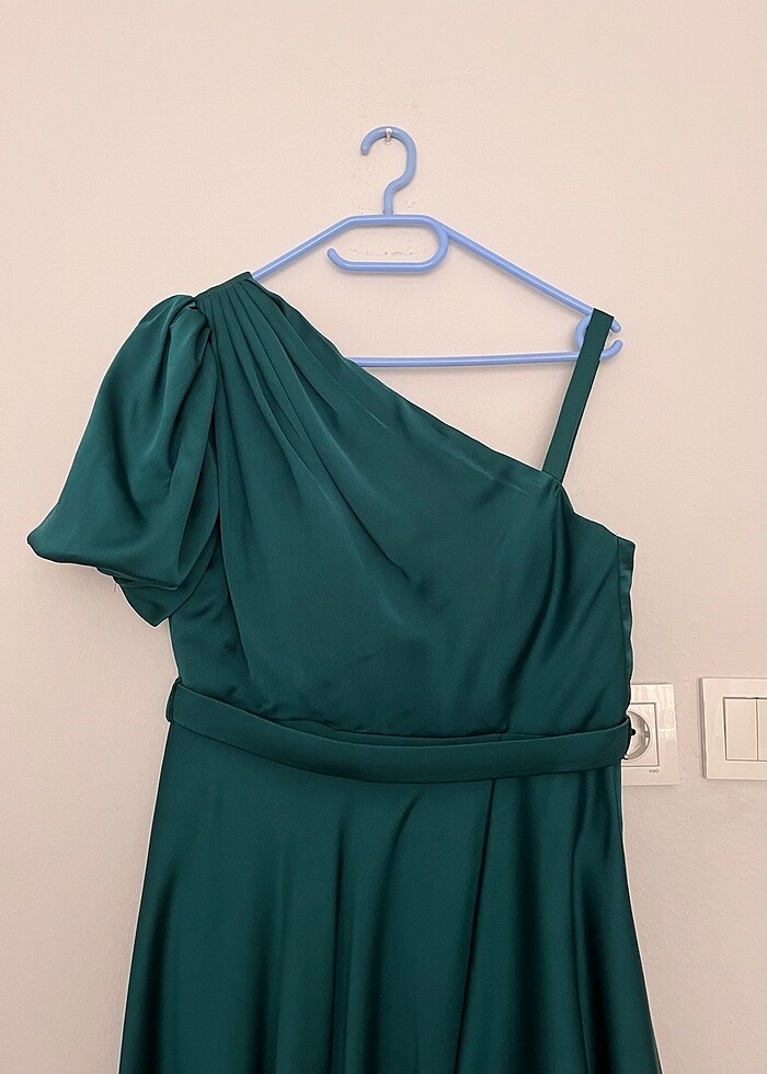 Zümrüt yeşili saten abiye elbise - Görsel 2