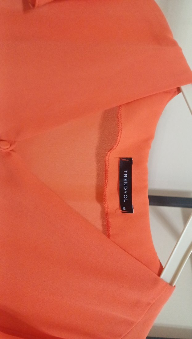 Turuncu V Yaka Düğmeli Kadın Bluz - Görsel 3