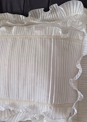 İşlemeli Beyaz Parlak Yatak Örtüsü - Görsel 3