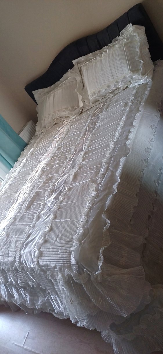 İşlemeli Beyaz Parlak Yatak Örtüsü - Görsel 2