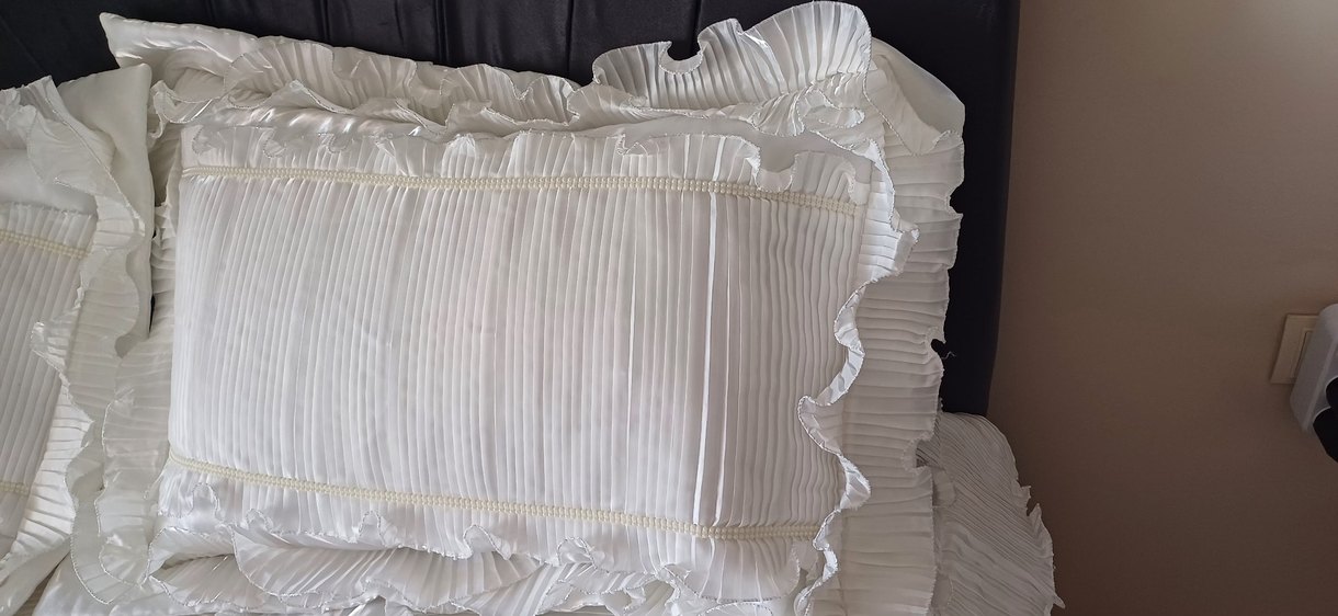 İşlemeli Beyaz Parlak Yatak Örtüsü - Görsel 3