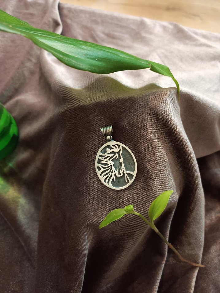 At Figürlü Gümüş Kolye Ucu - Görsel 5