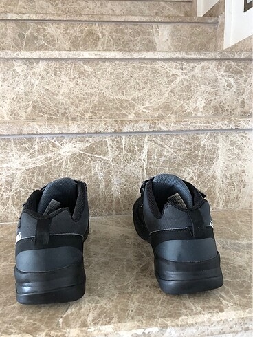 34 Beden siyah Renk Adidas erkek çocuk ayakkabı