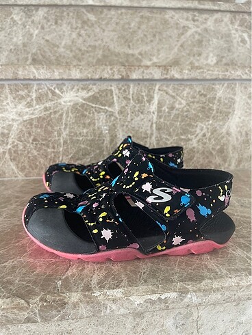 28 Beden siyah Renk Skechers kiz sandalet