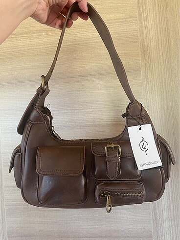 Etiketli Stradivarius çanta