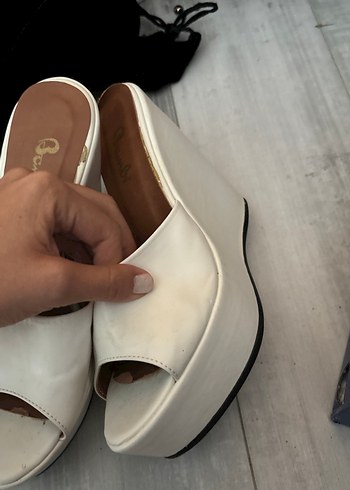 38 Beden Beyaz Tokalı Kadın Dolgu Topuklu Terlik