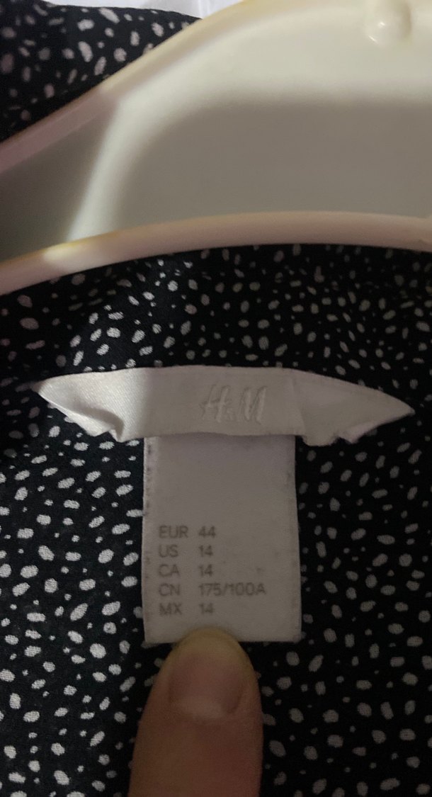 Düğmeli V Yaka Gri Kolsuz Kadın Gömlek - Görsel 3