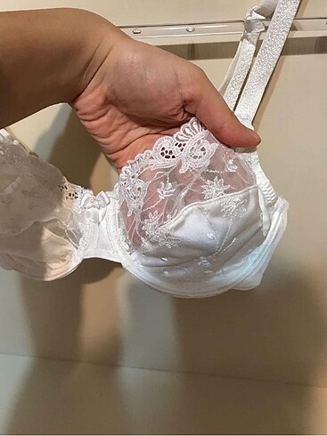 Kadın beyaz sütyen