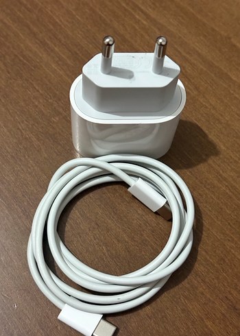 Beyaz Telefon Şarj Aleti ve Kablosu
