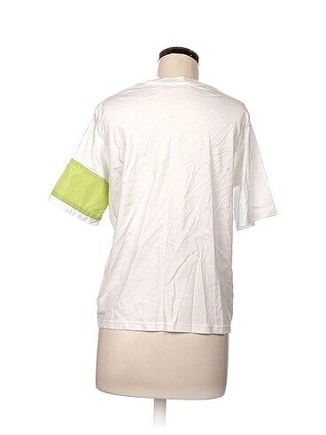 38 Beden Prada T-shirt %70 İndirimli.