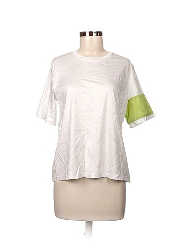 Prada T-shirt %70 İndirimli.