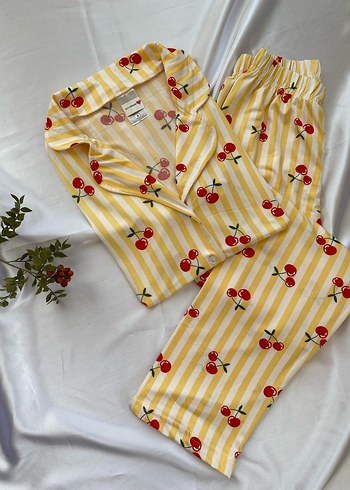 Renkli Kiraz Desenli Kısa Kollu Kadın Pijama Takımı