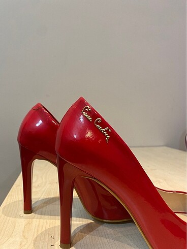 Kırmızı stiletto