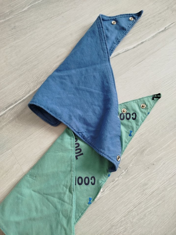 Renkli Baskılı Bebek Önlüğü 2'li Set bebek fular - Görsel 3