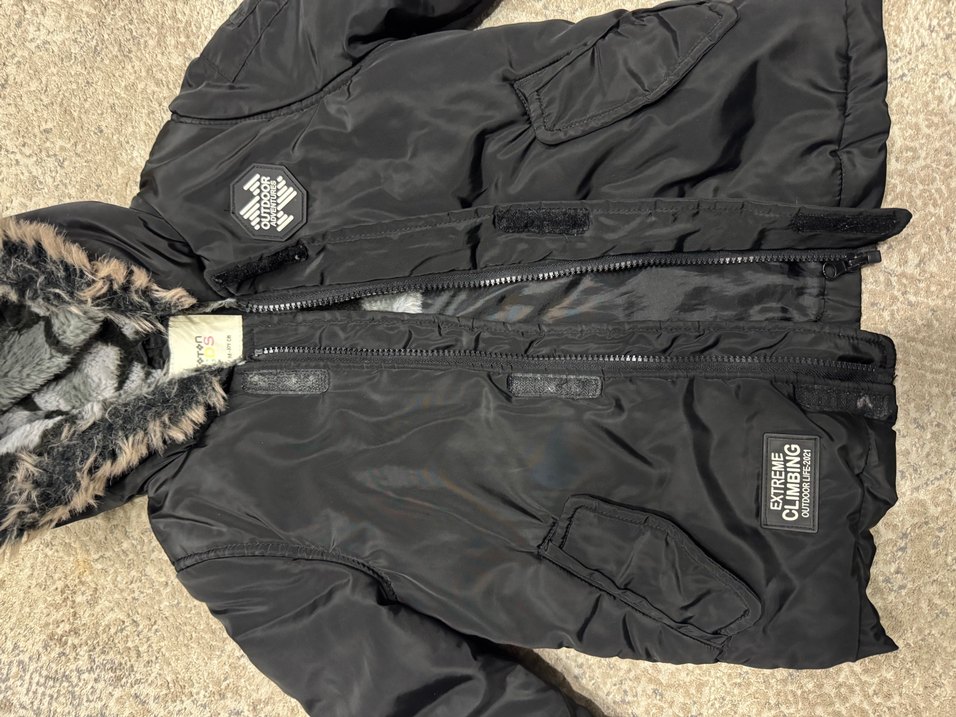 Erkek Çocuk Siyah Kürklü Kapüşonlu Mont - Görsel 4