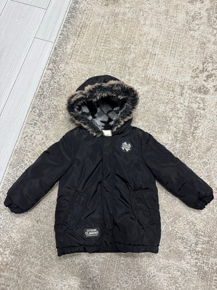 Erkek Çocuk Siyah Kürklü Kapüşonlu Mont - Görsel 3