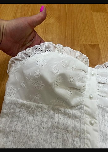 l Beden Düğmeli Beyaz Nakışlı Straplez Büstiyer