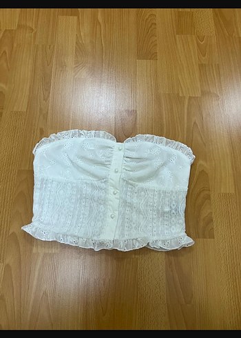 Düğmeli Beyaz Nakışlı Straplez Büstiyer