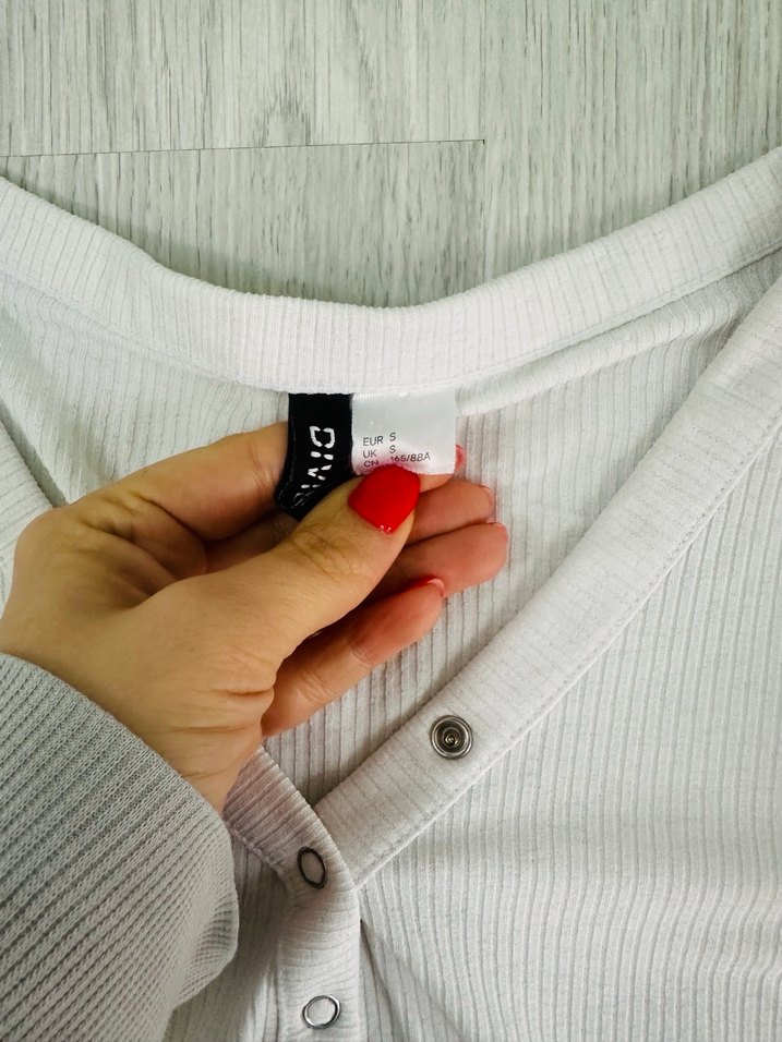 V Yaka Düğmeli Beyaz Kadın crop - Görsel 3