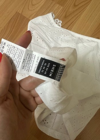 Dantel Detaylı Beyaz V Yakalı Bluz - Görsel 3