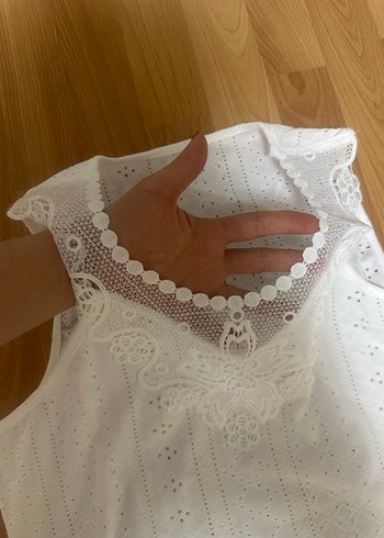Dantel Detaylı Beyaz V Yakalı Bluz - Görsel 4