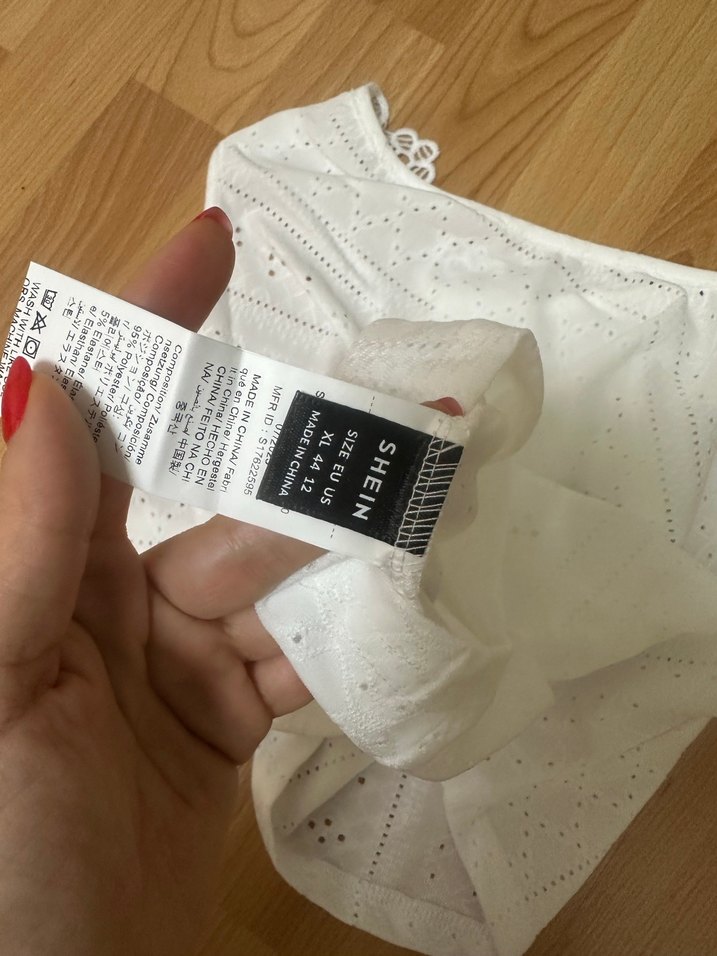 Dantel Detaylı Beyaz V Yakalı Bluz - Görsel 3