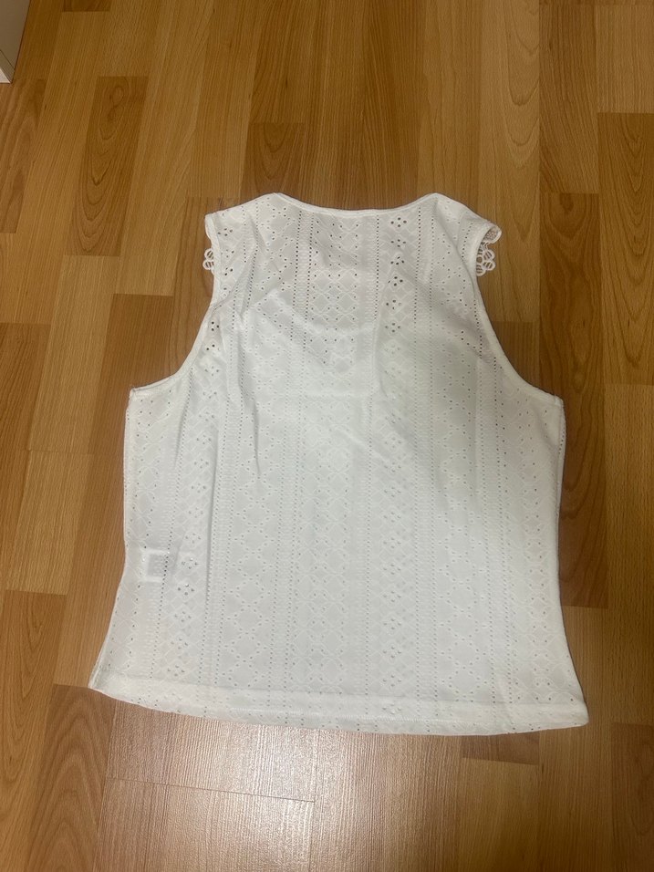 Dantel Detaylı Beyaz V Yakalı Bluz - Görsel 2