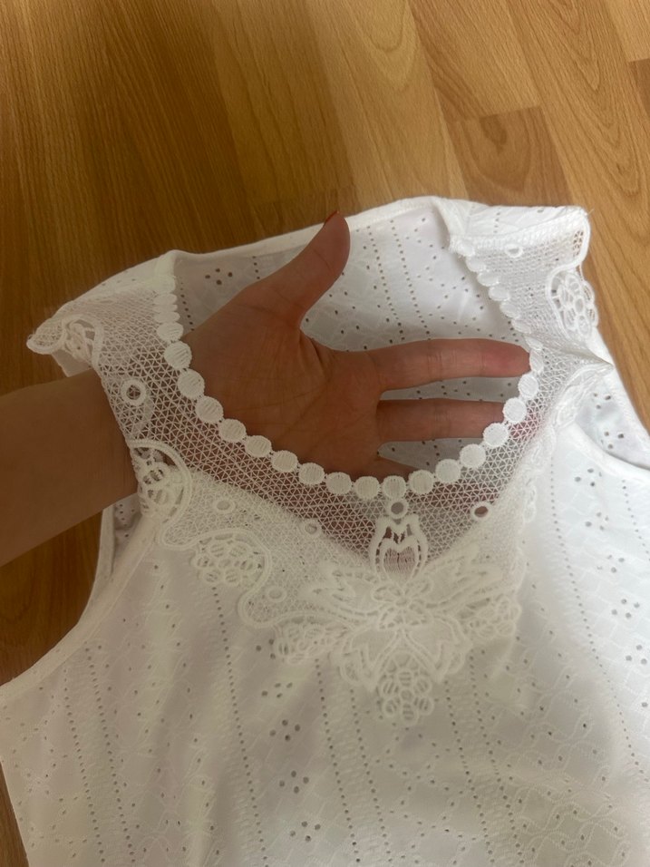 Dantel Detaylı Beyaz V Yakalı Bluz - Görsel 4
