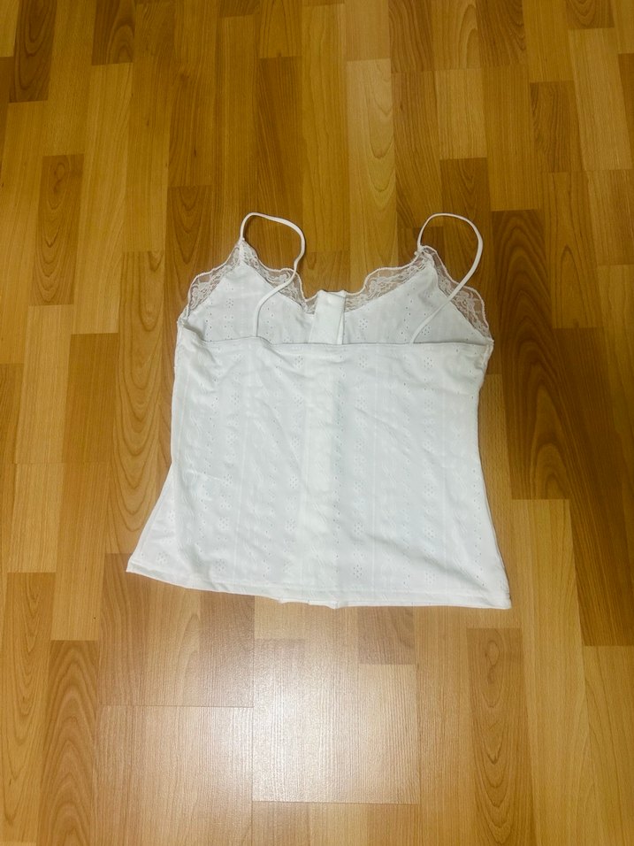 Dantel Detaylı Beyaz V Yaka Kadın üst - Görsel 2