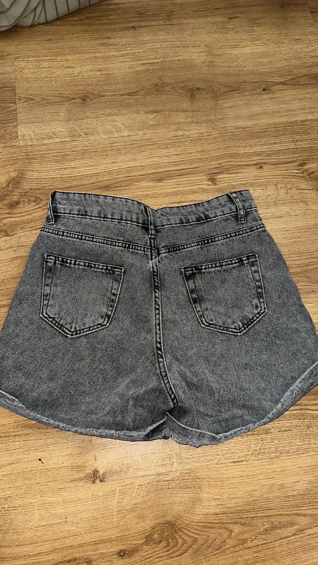 Gri Bol Kesim Mini Kot Şort - Görsel 4