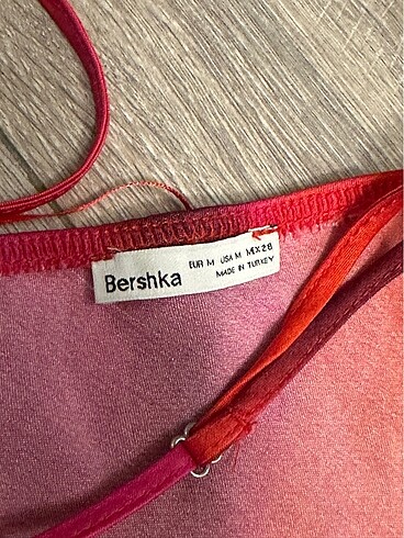 m Beden kırmızı Renk Bershka uzun saten elbise